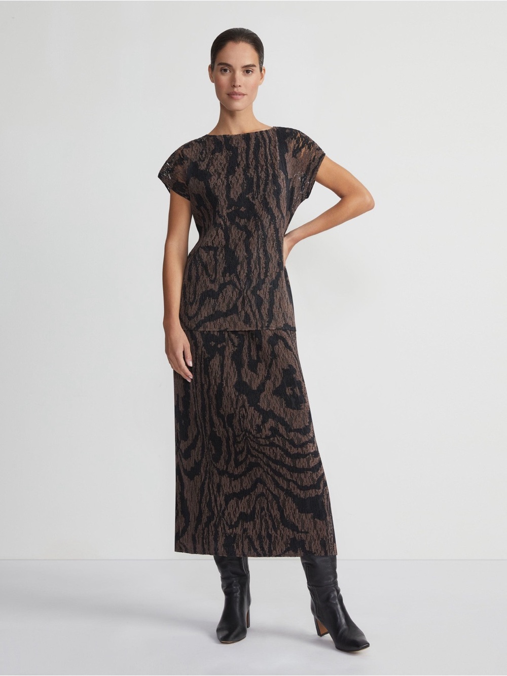 ▪️LAFAYETTE 148 NEW YORK
2 Piece Set Grooves Print Lace Plissé Blouse and Skirt